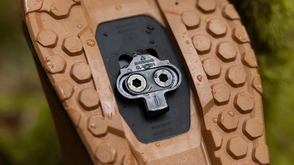 Las CL-MT001 montadas en una zapatilla