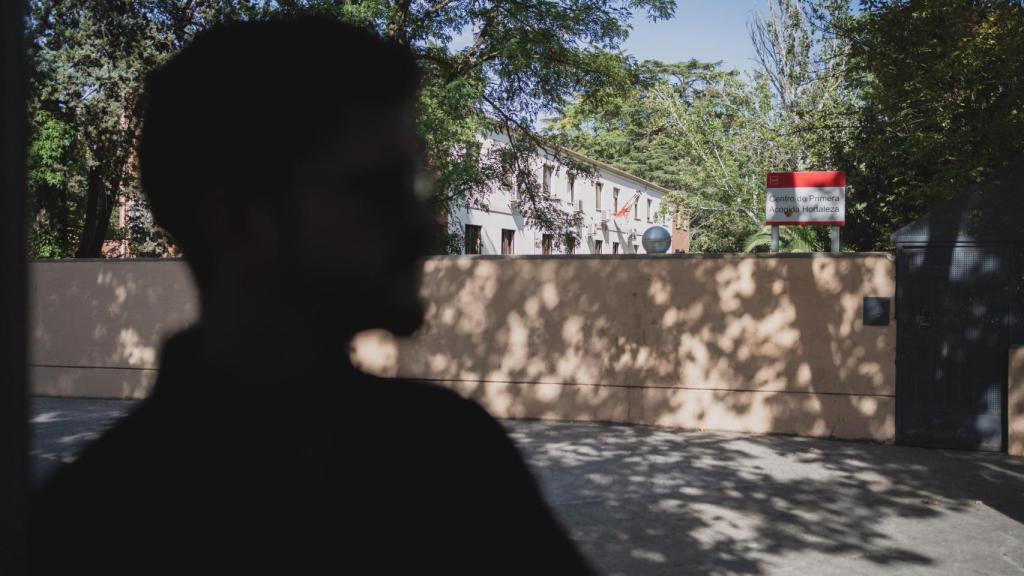 Una persona delante del Centro de Primera Acogida de Hortaleza.