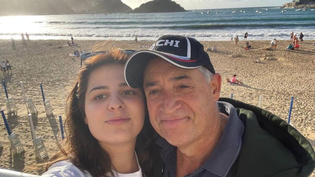 Sofía junto a su padre Juan José.