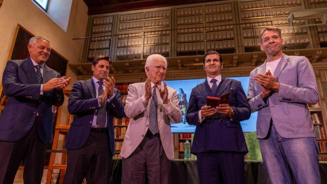 Un momento de la entrega de la medalla a Morante de la Puebla.