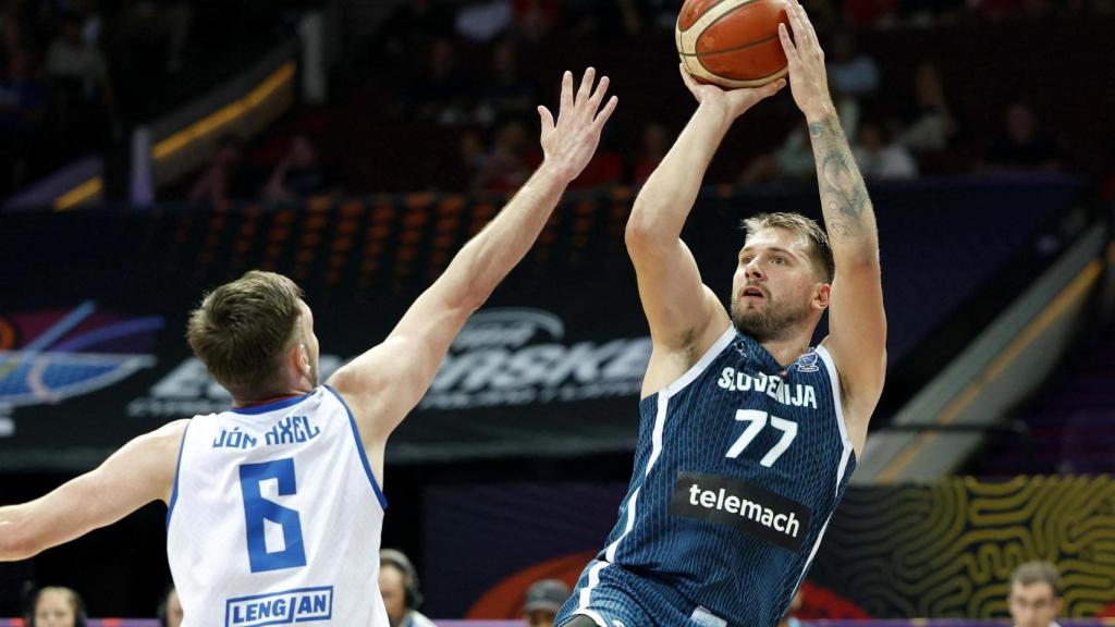 Luka Doncic lanza a canasta durante el Israel-Eslovenia del EuroBasket.
