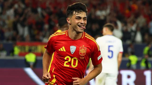 Pedri celebra un gol con la Selección