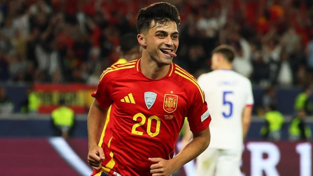 Pedri celebra un gol con la Selección