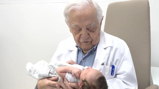 El ginecólogo Juan Vidal con su bisnieto.