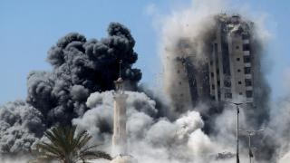 El humo se eleva mientras un edificio alcanzado por un ataque aéreo israelí se derrumba, en la ciudad de Gaza , el 5 de septiembre de 202585261491_RC2MLGA35SYW_RTRMADP_3_ISRAEL-PALESTINIANS-GAZA