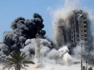 El humo se eleva mientras un edificio alcanzado por un ataque aéreo israelí se derrumba, en la ciudad de Gaza , el 5 de septiembre de 202585261491_RC2MLGA35SYW_RTRMADP_3_ISRAEL-PALESTINIANS-GAZA