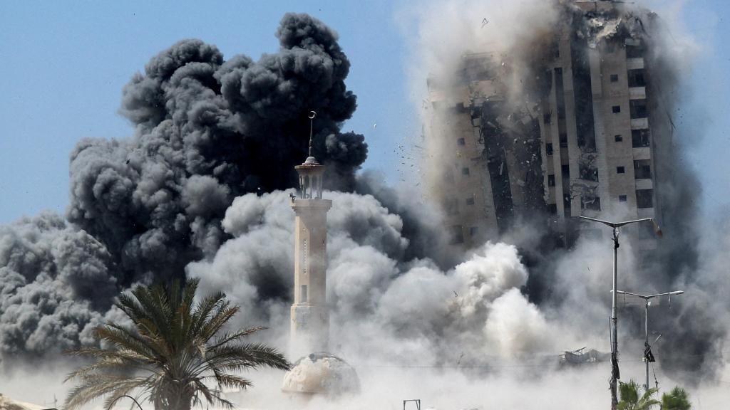 El humo se eleva mientras un edificio alcanzado por un ataque aéreo israelí se derrumba, en la ciudad de Gaza , el 5 de septiembre de 2025.