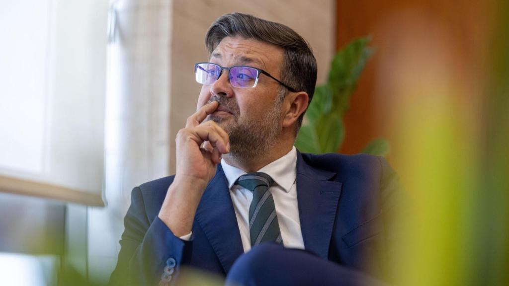 El consejero escucha una de las preguntas.