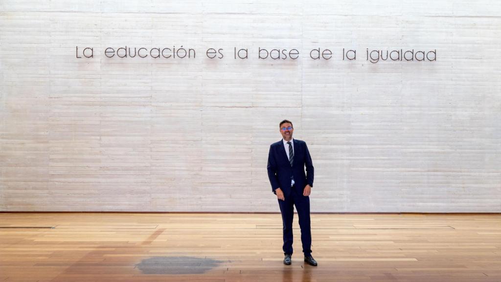 El consejero posa en el hall de entrada de la Consejería.