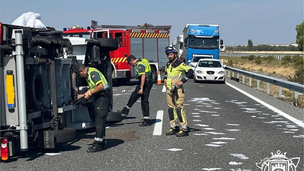 El camión de mudanzas volcado en Villazopeque