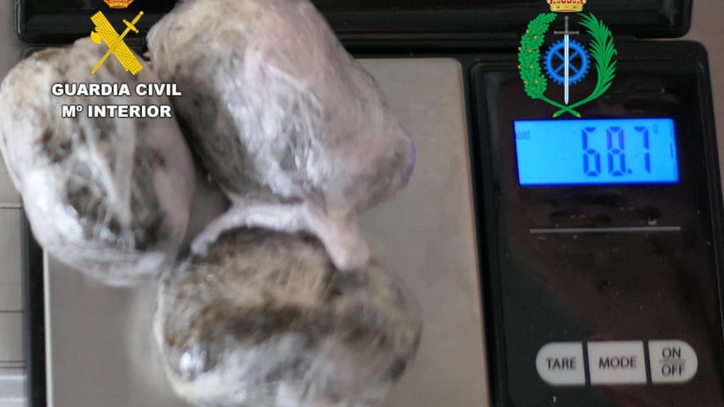 Imagen de la droga intervenida a los detenidos