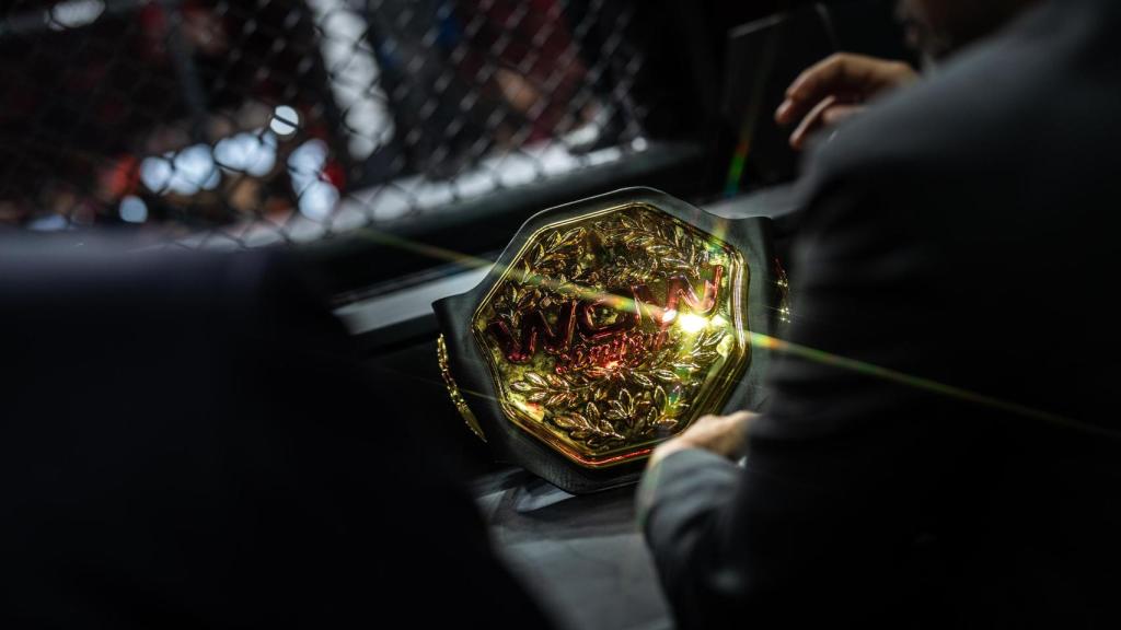 Uno de los cinturones de campeón de WOW