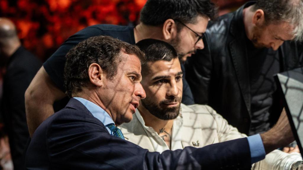 Arturo Guillén, cofundador y presidente de WOW, junto a Ilia Topuria, accionista de la empresa