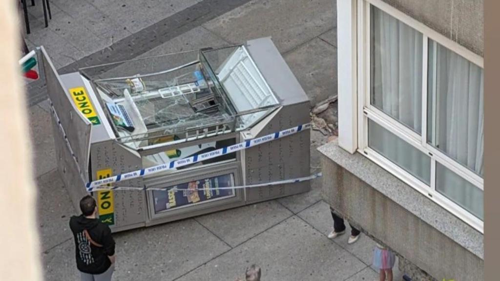 Un camión tira maniobrando un quiosco de la ONCE en la calle Barcelona de A Coruña
