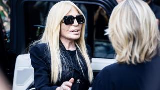 Donatella Versace, en la capilla ardiente de Giorgio Armani, en Milán.