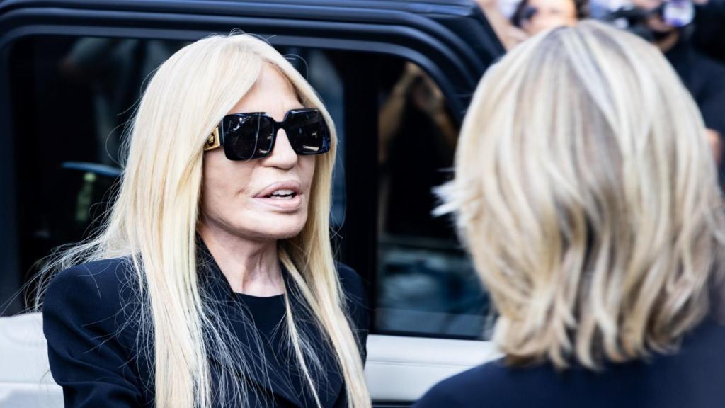 Donatella Versace, en la capilla ardiente de Giorgio Armani, en Milán.