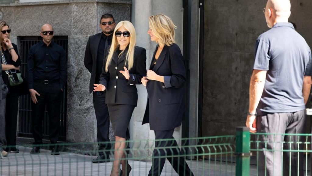 Donatella Versace ha sido una de las primeras personalidades en acudir a la capilla ardiente de Giorgio Armani.