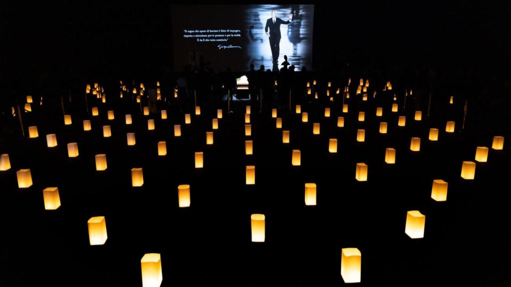 El féretro de Giorgio Armani, en el teatro que lleva su nombre, posa frente a una fotografía suya y una alfombra de farolillos.