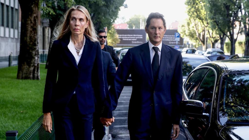 John Elkann, presidente de Stellantis y Ferrari y CEO de Exor, con su esposa, Lavinia Borromeo.
