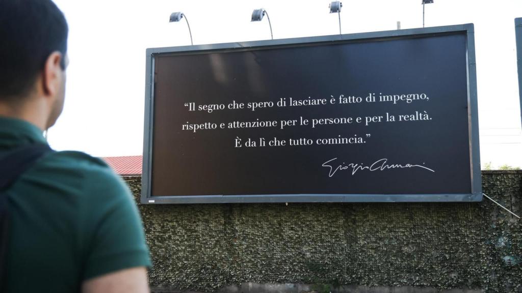 Varios paneles colocados en el Teatro Armani de Milán recuerdan algunas de las citas más célebres del diseñador.