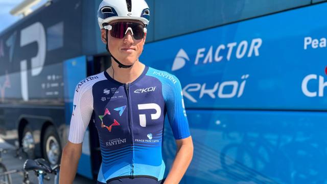 Un miembro del equipo Israel Premier Tech sin el nombre del país en el maillot