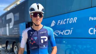 Un miembro del equipo Israel Premier Tech sin el nombre del país en el maillot