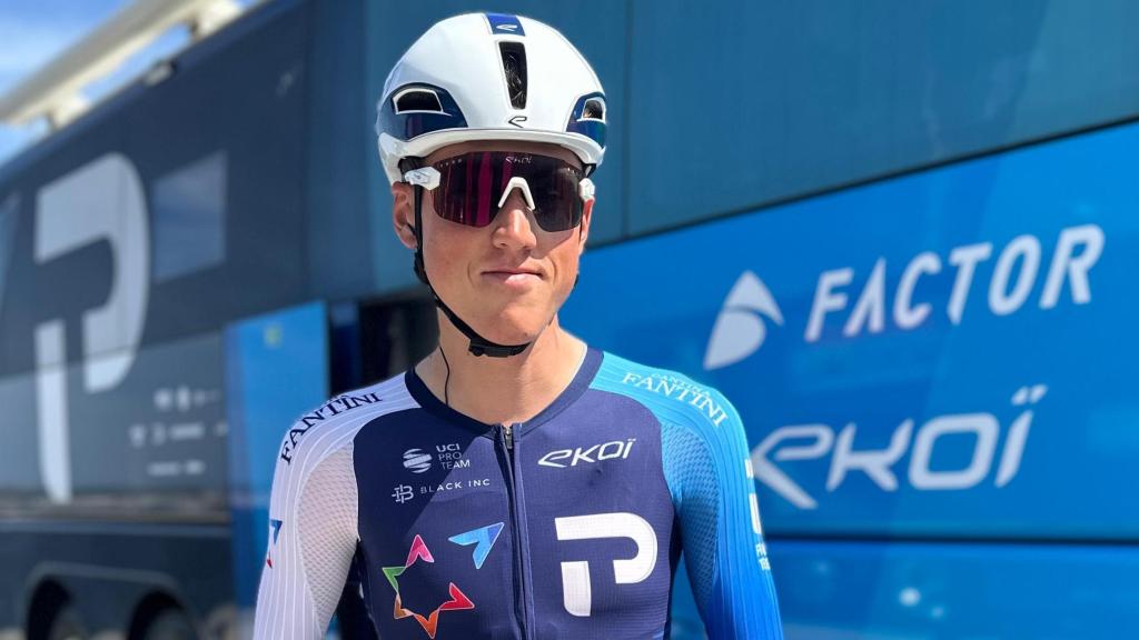 Un miembro del equipo Israel Premier Tech sin el nombre del país en el maillot