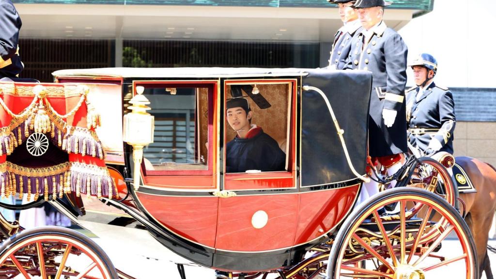 La ceremonia, conocida con el nombre de Kakan no Gi, es un rito tradicional de la Casa Imperial japonesa que marca el paso a la vida adulta de los príncipes imperiales varones.