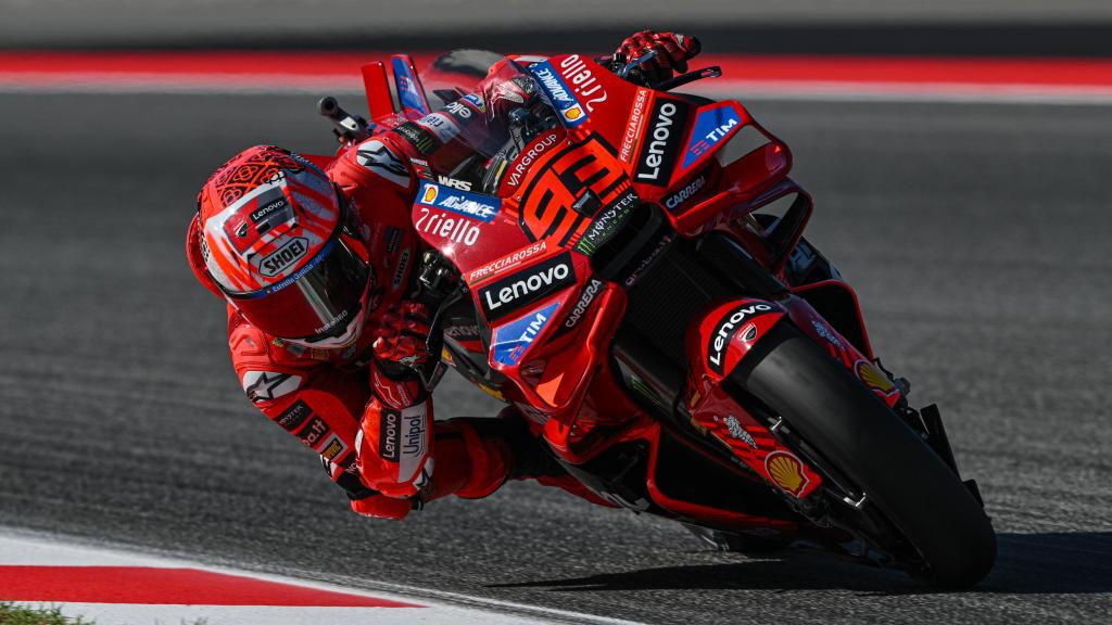 Marc Márquez traza un viraje con su Ducati Desmosedici GP25, en el circuito de Montmeló.