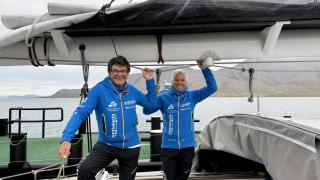 Bernardo Negueruela (i) y Jesús Torres (d) posan para EL ESPAÑOL desde la cubierta de 'El Intrépido, el velero con el que hace unos días alcanzaban el Paralelo 80° Norte.