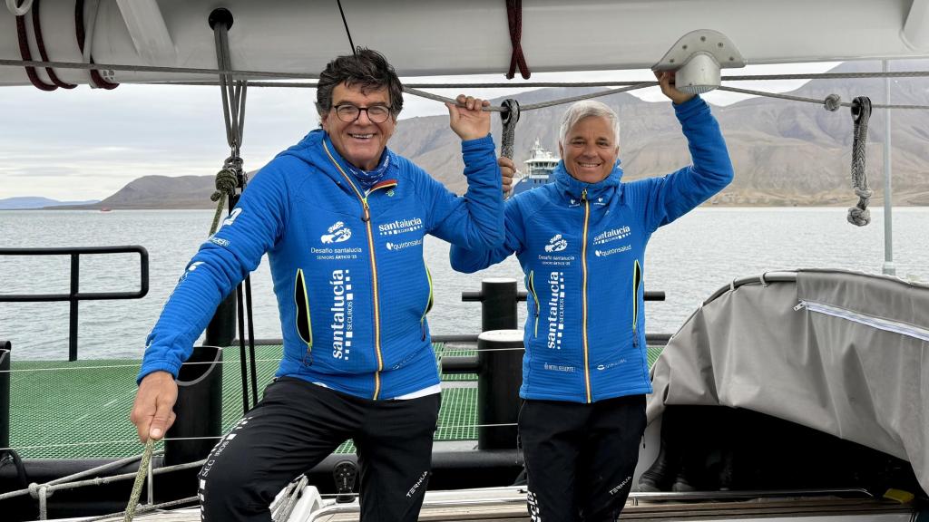 Bernardo Negueruela (i) y Jesús Torres (d) posan para EL ESPAÑOL en la cubierta de 'El Intrépido', el velero con el que hace unos días alcanzaban el Paralelo 80° Norte
