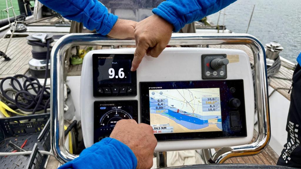 Bernardo y Jesús muestran a EL ESPAÑOL cómo funciona el timón de 'El Intrépido', que dirigen compartiendo guardias junto a las otras tres séniors.