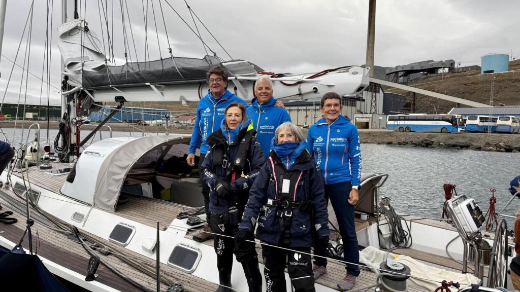 Los cinco séniors posan en la cubierta de 'El Intrépido' para la cámara de EL ESPAÑOL.