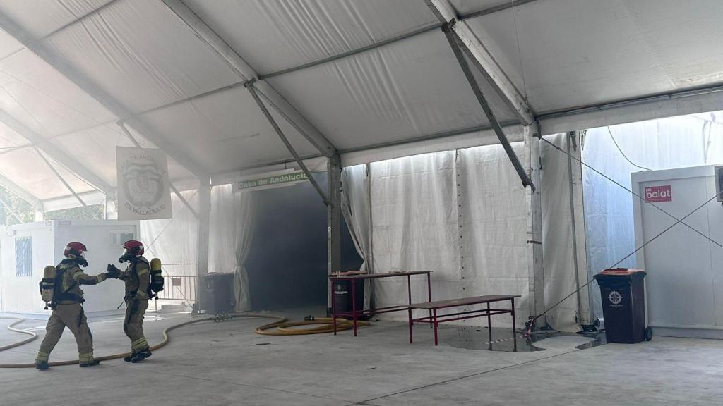 Los bomberos trabajando en el incendio en las casetas regionales de Valladolid