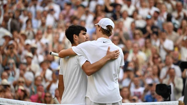 Carlos Alcaraz y Jannik Sinner, tras la final de Wimbledon 2025