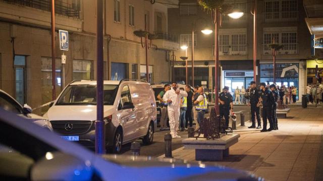 Especialistas y agentes se trasladan al lugar de los hechos, a 5 de septiembre de 2025, en Vilagarcía de Arousa