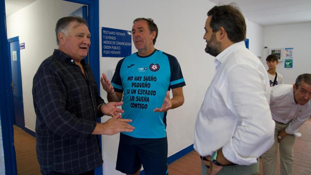Paco Núñez junto al exfutbolista José Antonio Camacho. Foto: PP CLM.