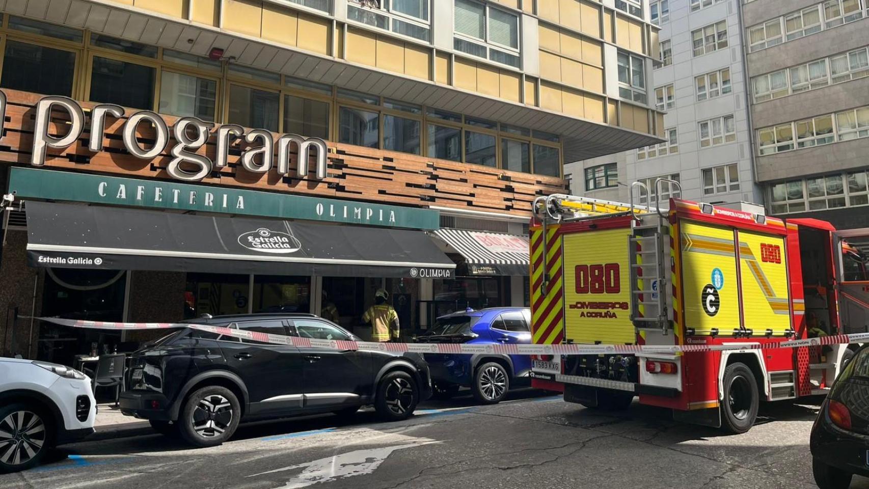 Bomberos de A Coruña entre la calle Riazor y Alfredo Vicenti.