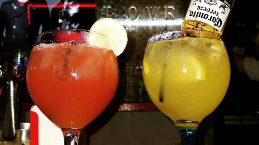 Imagen de dos copas, en el interior del local.