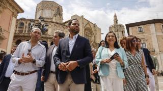 El secretario general de Vox, Ignacio Garriga, junto a cargos valencianos de Vox. Rober Solsona / EP