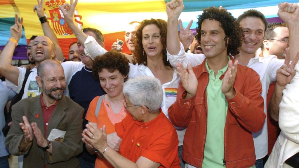 Pedro Zerolo junto a activistas LGTBI celebrando la aprobación del matrimonio homosexual en el Congreso, en junio de 2005.