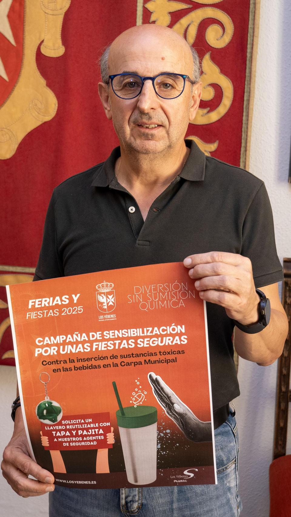 Jesús Pérez con el cartel de la campaña puesta en marcha para prevenir la sumisión química durante las fiestas.