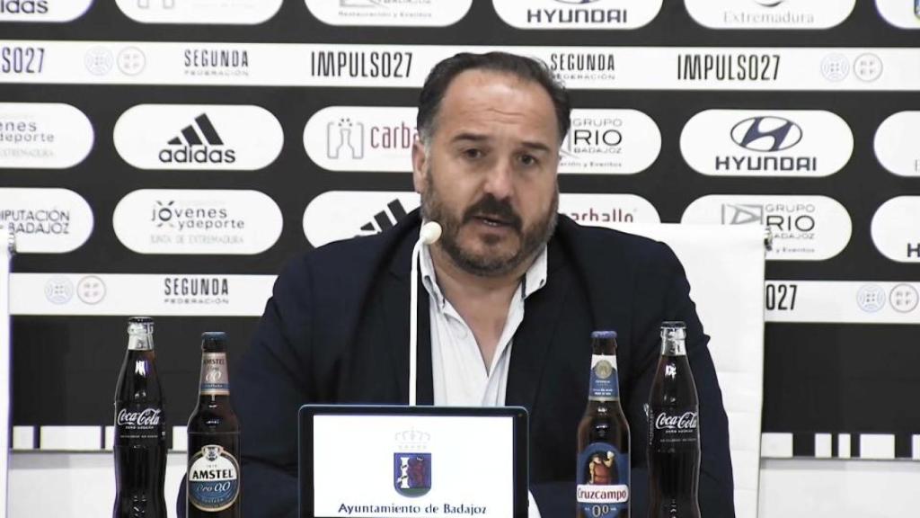 Javier Peña, presidente del Badajoz, en una rueda de prensa.