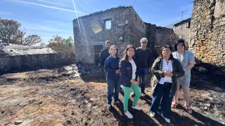 La conselleira de Vivenda e Planificación de Infraestruturas, María M. Allegue, visitó este sábado a vecinos afectados en Pobra de Trives y Larouco.