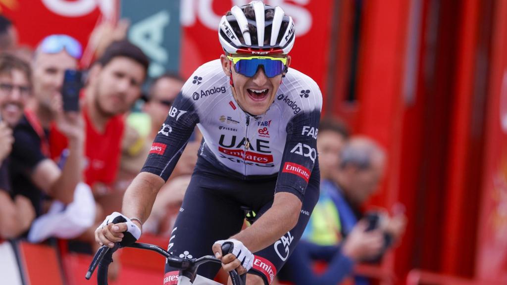 Marc Soler celebra la victoria en la etapa 14 de la Vuelta a España.