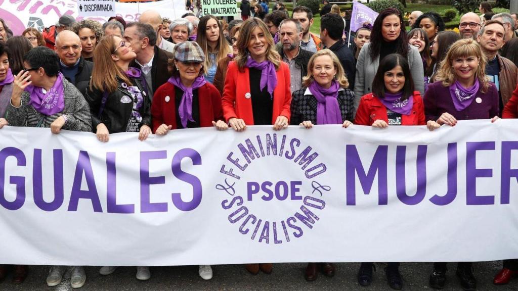 Begoña Gómez, en el centro, llevando la pancarta de la sección feminista del PSOE en la manifestación del 8-M en 2020.