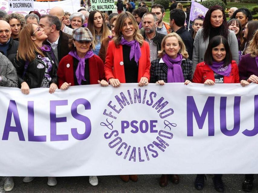 Begoña Gómez, en el centro, llevando la pancarta del PSOE en la manifestación del 8-M en 2020.