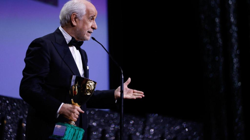 Toni Servillo recibe la Copa Volpi en el Festival de Venecia.