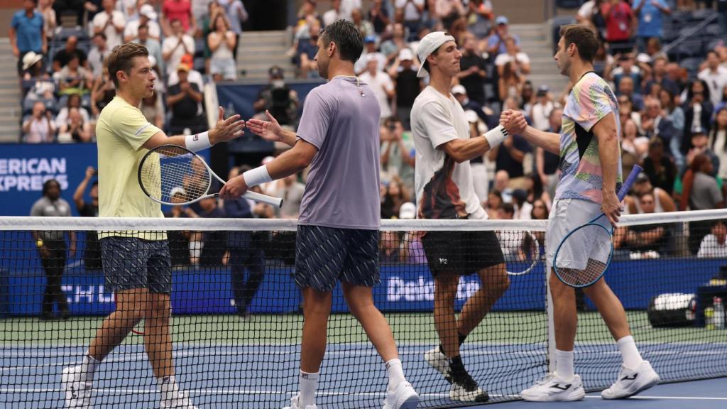 Marcel Granollers y Horacio Ceballos saludan a Joe Salisbury y Skupski.