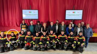 Acto de homenaje a los bomberos voluntarios de Tierras de Aliste. En un círculo, de José Luis González del Río